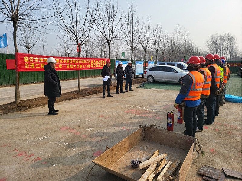 項目部進行火災(zāi)事故應(yīng)急演練