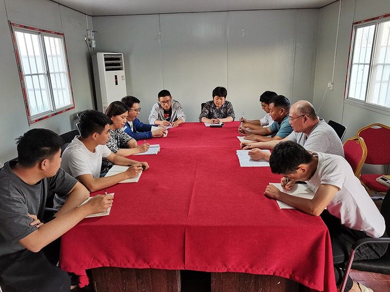 公司董事長親臨施工現(xiàn)場查看施工質量