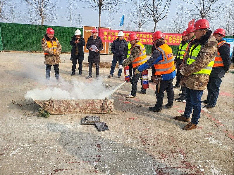 項目部進行火災(zāi)事故應(yīng)急演練